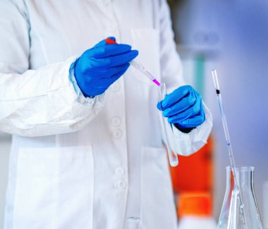 Laboratuvarda çalışan araştırmacı, yakın çekim