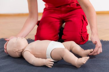 İlk yardım eğitimi - kalp masajı. İlk yardım kursu bebek kukla üzerinde