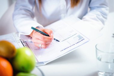 Doktor beslenme uzmanı, diyetisyen ve erkek hasta Danışma ofisi