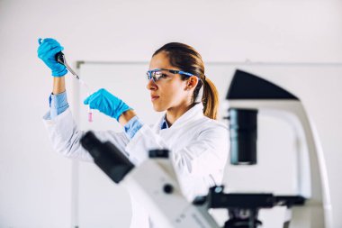 Onu laboratuarda çalışan genç bilim adamı