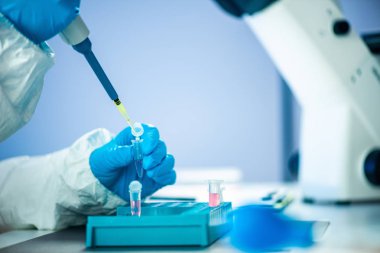  Kadın araştırmacı mikro pipet kullanarak