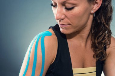 Erkek kinesiotape omuz ile