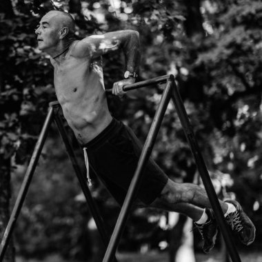 Üst düzey erkek genel Park'ta açık havada egzersiz