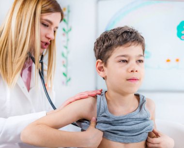 çocuk doktoru muayene çocuk stetoskop ile