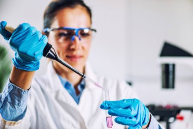 Mikro pipet ile laboratuvar teknisyeni