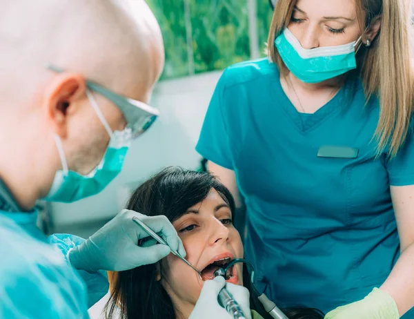 Dentista Trabalhando Com Jovem Paciente Feminina — Fotografia de Stock