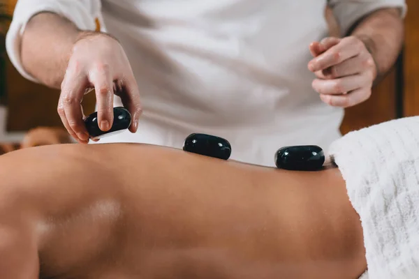 Terapeuta Fazendo Massagem Pedra Quente Jovem Mulher Atraente Deitada Mesa — Fotografia de Stock
