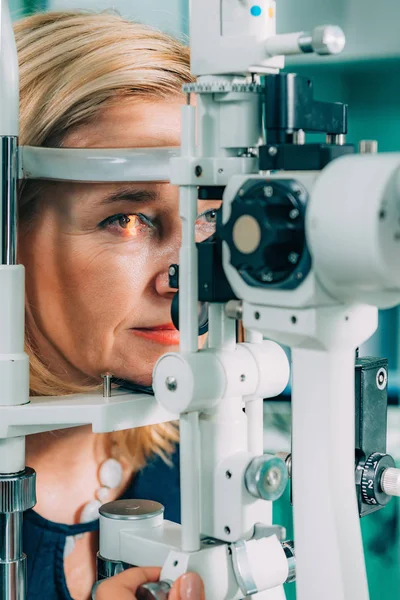 Examencommissie Patiënt Oogarts Met Spleetlamp — Stockfoto