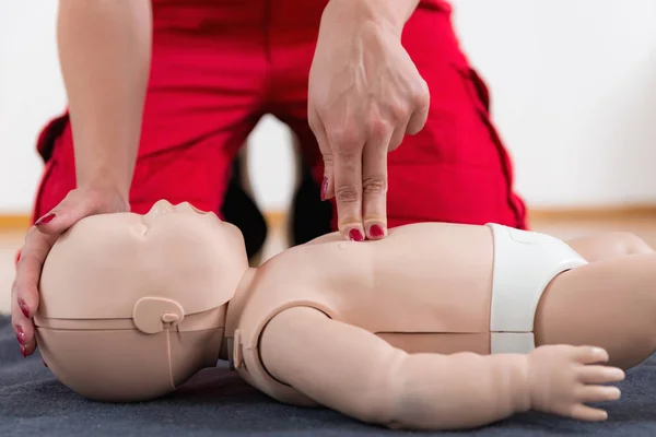 Entrenamiento Primeros Auxilios Reanimación Cardiopulmonar Curso Primeros Auxilios Sobre Muñeco — Foto de Stock