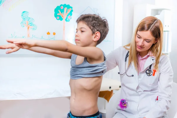 Pediatra Examinando Coluna Menino — Fotografia de Stock