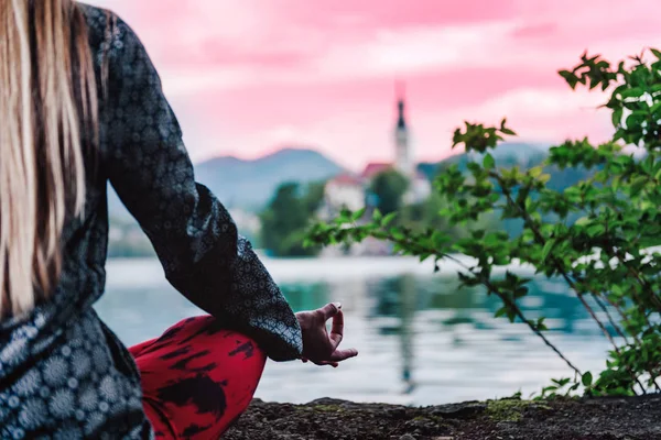 女性のビューを閉じる 湖で瞑想 — ストック写真