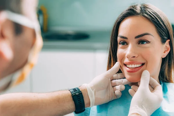 Jonge Lachende Vrouw Met Mooiste Tanden Met Een Tandheelkundige Controle — Stockfoto