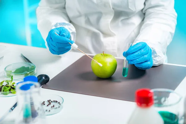 Biologe Untersucht Apfel Auf Pestizide — Stockfoto