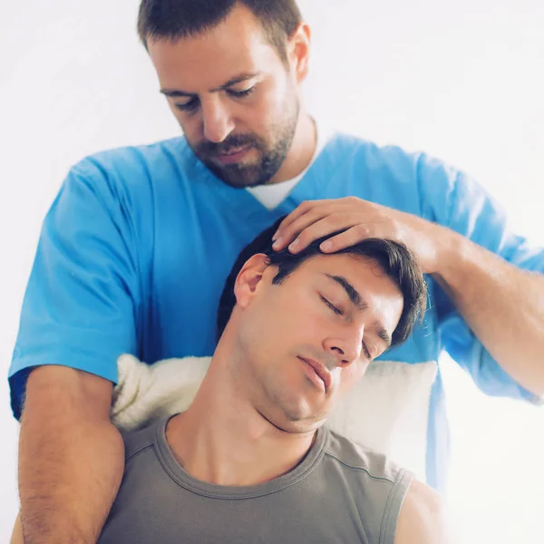 Adamın Boynunu Mavi Üniforma Giyen Terapist Kırıkçı Chiropractic Ayarlama Iyileştirici — Stok fotoğraf