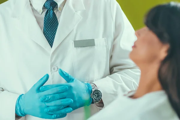 Perto Dentista Falando Com Paciente — Fotografia de Stock