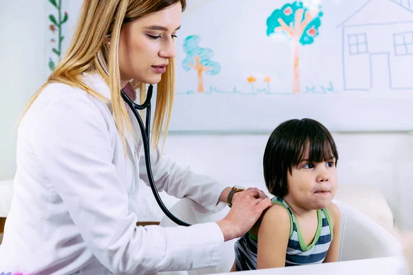 Kinderarzt Untersucht Kleinen Jungen Mit Stethoskop — Stockfoto