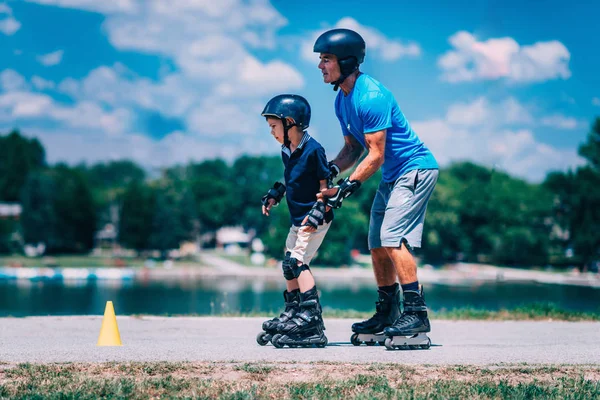 Carrera Patinaje Sobre Ruedas Abuelo Nieto Divirtiéndose —  Fotos de Stock