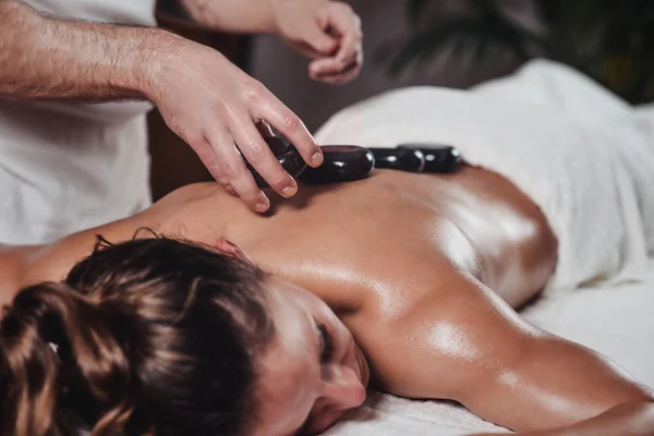 Mooie Jonge Vrouw Getting Hot Stone Massage Spa Salon Liggend — Stockfoto
