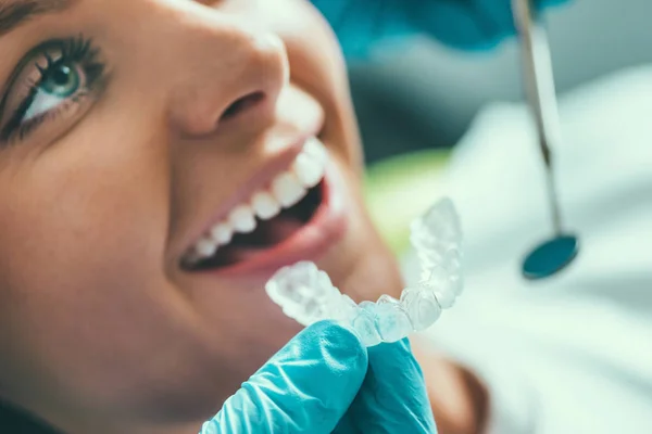 Mujer Joven Que Tiene Dientes Dental Procedimiento Blanqueamiento — Foto de Stock