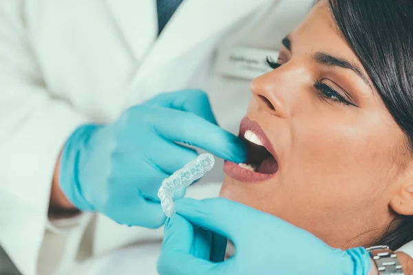 Mujer Joven Que Tiene Dientes Dental Procedimiento Blanqueamiento — Foto de Stock