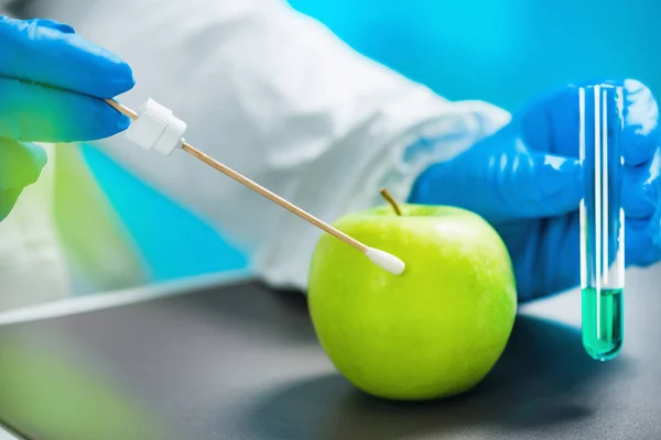 Biologiste Examinant Pomme Pour Les Pesticides — Photo