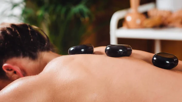 Close Van Vrouw Met Hot Stone Massage Spa — Stockfoto