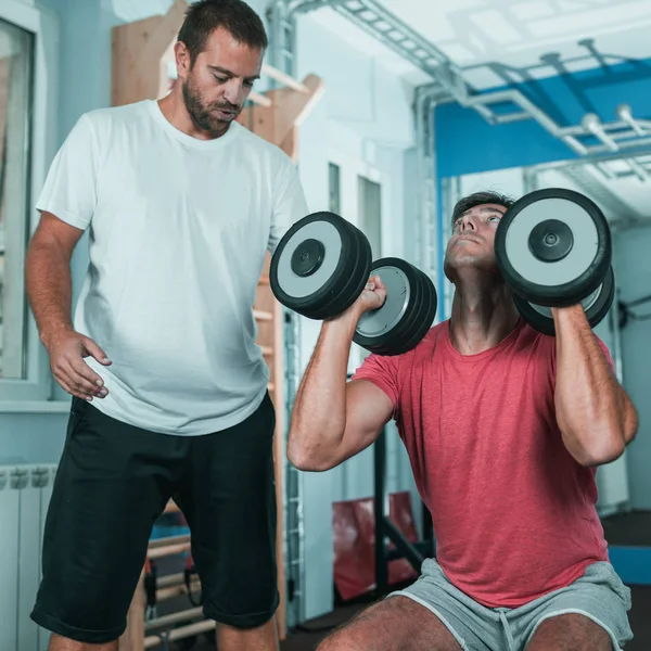 Peronal Trainer Male Client Exercising Gym — Stock Photo, Image