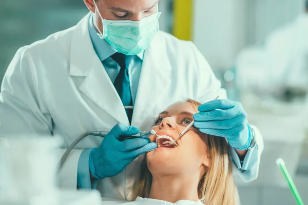 Mujer Joven Sometida Chequeo Dental Clínica — Foto de Stock