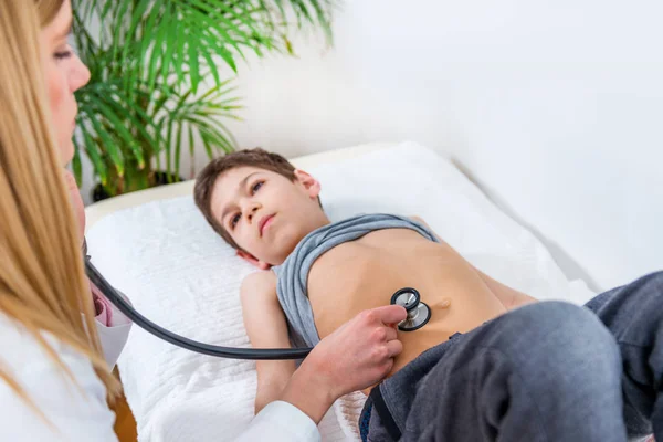 Kinderarzt Untersucht Jungen Bauch Mit Stethoskop — Stockfoto