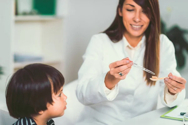 Homöopathie Kleiner Junge Und Homöopath — Stockfoto