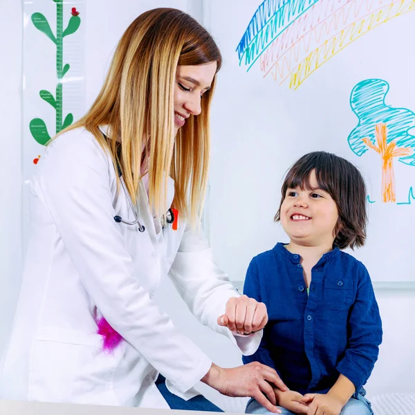Kinderarzt Misst Herzfrequenz Kleiner Jungen — Stockfoto