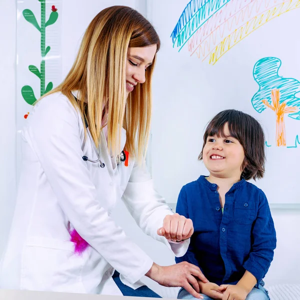 Kinderarts Weinig Jongens Hartslag Meten — Stockfoto