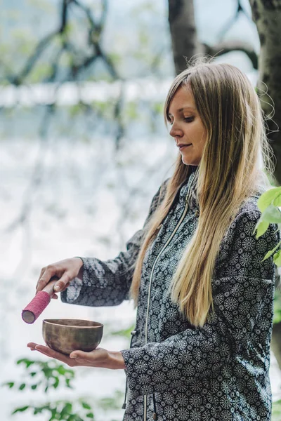 Junge Frau Mit Tibetischer Schale — Stockfoto