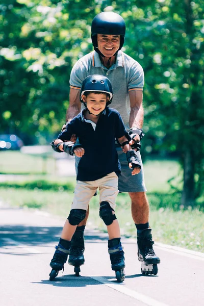 Nonno Insegnamento Nipote Pattinaggio Rotelle Nel Parco — Foto Stock