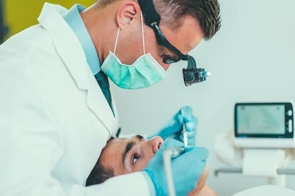Zahnarzt Arbeitet Mit Jungem Mann — Stockfoto