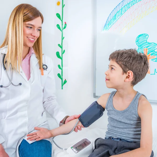 Pediatra Pomiaru Ciśnienia Krwi Chłopców — Zdjęcie stockowe
