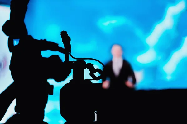Professionelle Digitale Kamera Silhouettenaufnahme Präsentation Eines Verschwommenen Sprechers Anzug Live — Stockfoto