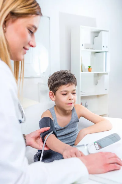 Kinderarzt Misst Bei Jungen Blutdruck — Stockfoto