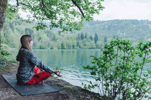 Wanita Muda Bermeditasi Tepi Danau — Stok Foto