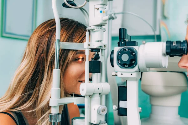 Examencommissie Patiënt Oogarts Met Spleetlamp — Stockfoto