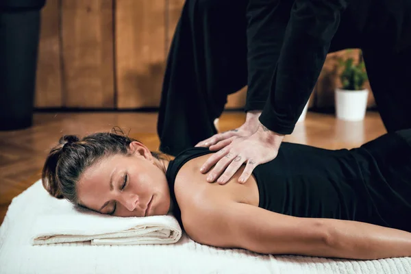 Bela Jovem Mulher Esportiva Desfrutando Shiatsu Massagem Nas Costas Deitado — Fotografia de Stock