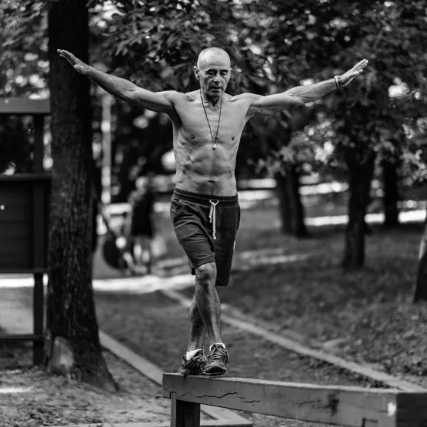 Senior Männchen Turnt Freien Öffentlichen Park — Stockfoto