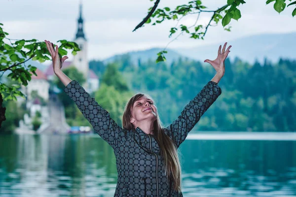 Närbild Syn Kvinnan Meditera Vid Sjön — Stockfoto