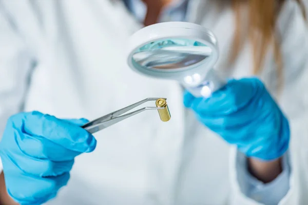 Cientista Forense Examinar Cartuchos Balas — Fotografia de Stock