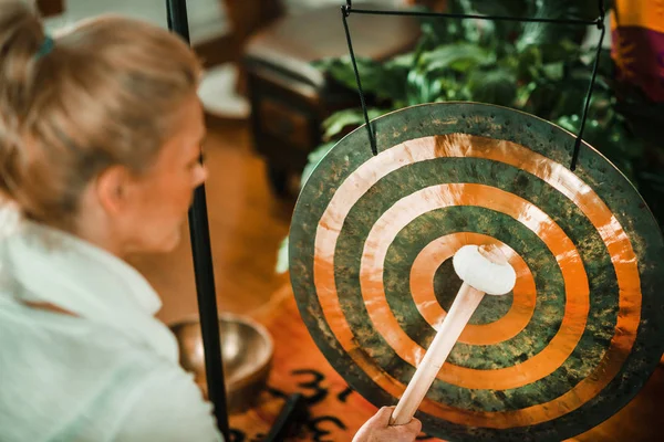 Primo Piano Gong Nella Terapia Del Suono — Foto Stock