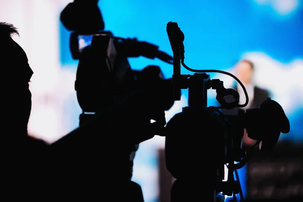Silhuetten Kameraman Vid Media Presskonferens Inspelning Presentation Suddig Speake Live — Stockfoto