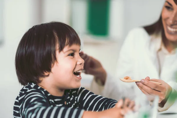 Homöopathie Kleiner Junge Und Homöopath — Stockfoto