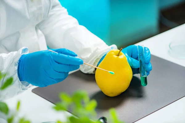 Biologe Untersucht Birne Auf Pestizide — Stockfoto