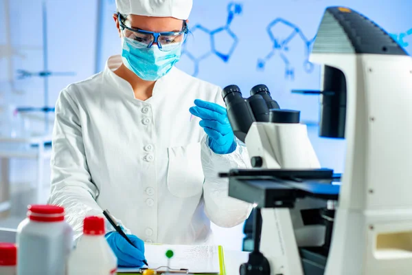 Jovem Cientista Trabalhando Seu Laboratório — Fotografia de Stock