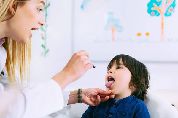 Kinderarzt Untersucht Kleine Jungen Mit Taschenlampe — Stockfoto